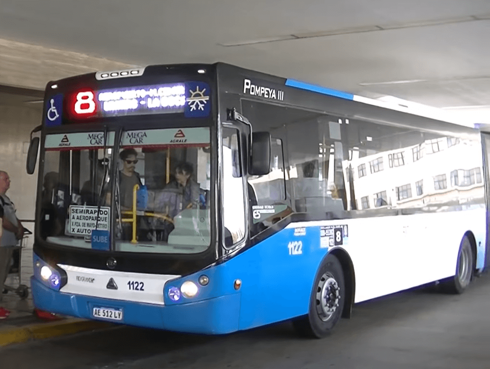 bus semi-rapide de la ligne 8 desservant l'aéroport Ezeiza Ministro Pistarini