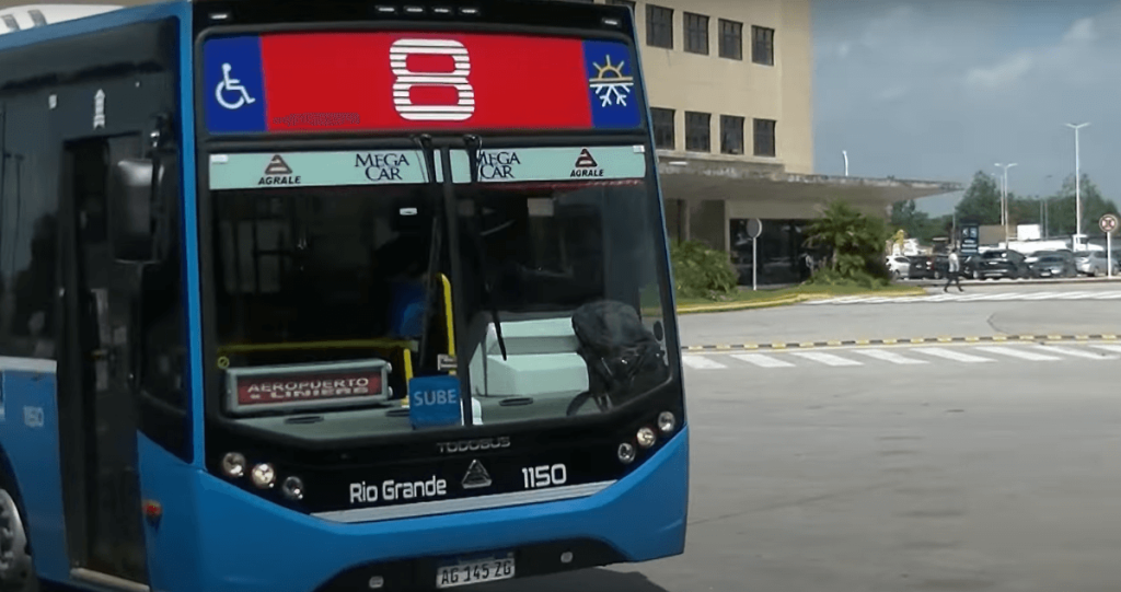 bus commun de la ligne 8 desservant l'aéroport Ezeiza Ministro Pistarini