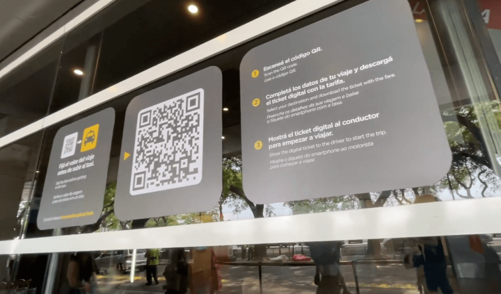 réserver un taxi à l'aéroport Aeroparque Jorge Newberry de Buenos Aires première étape scanner le QR code