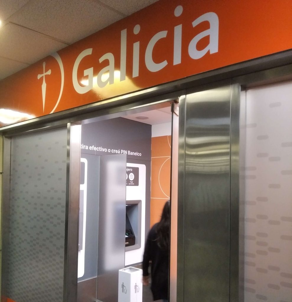distributeurs automatiques de billets de la Banco Galicia dans le hall des arrivées internationales de l'aéroport d'Ezeiza en Argentine