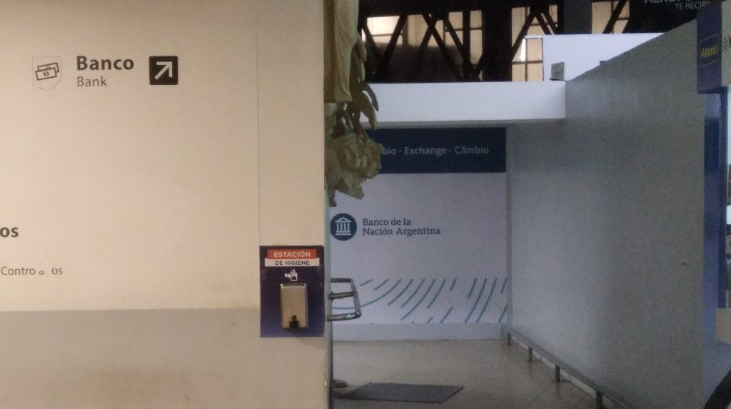 couloir d'accès aux banques dans le hall des arrivées internationales de l'aéroport d'Ezeiza en Argentine