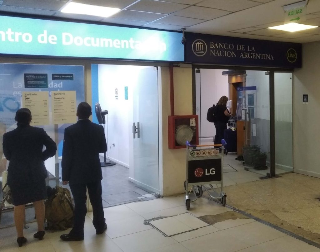 accès au guichet (bureau de change) et au distributeur automatique de billets de la Banco de la Nación Argentina dans le hall des arrivées internationales de l'aéroport d'Ezeiza en Argentine