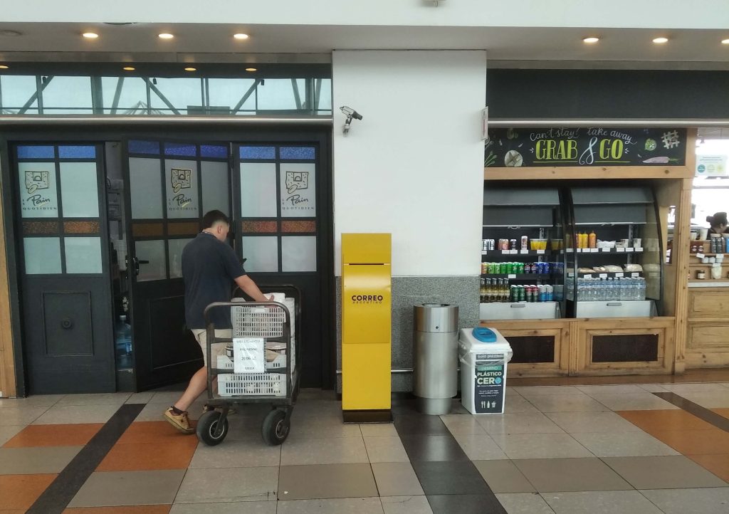 boite aux lettres dans le hall des arrivées internationales de l'aéroport d'Ezeiza en Argentine
