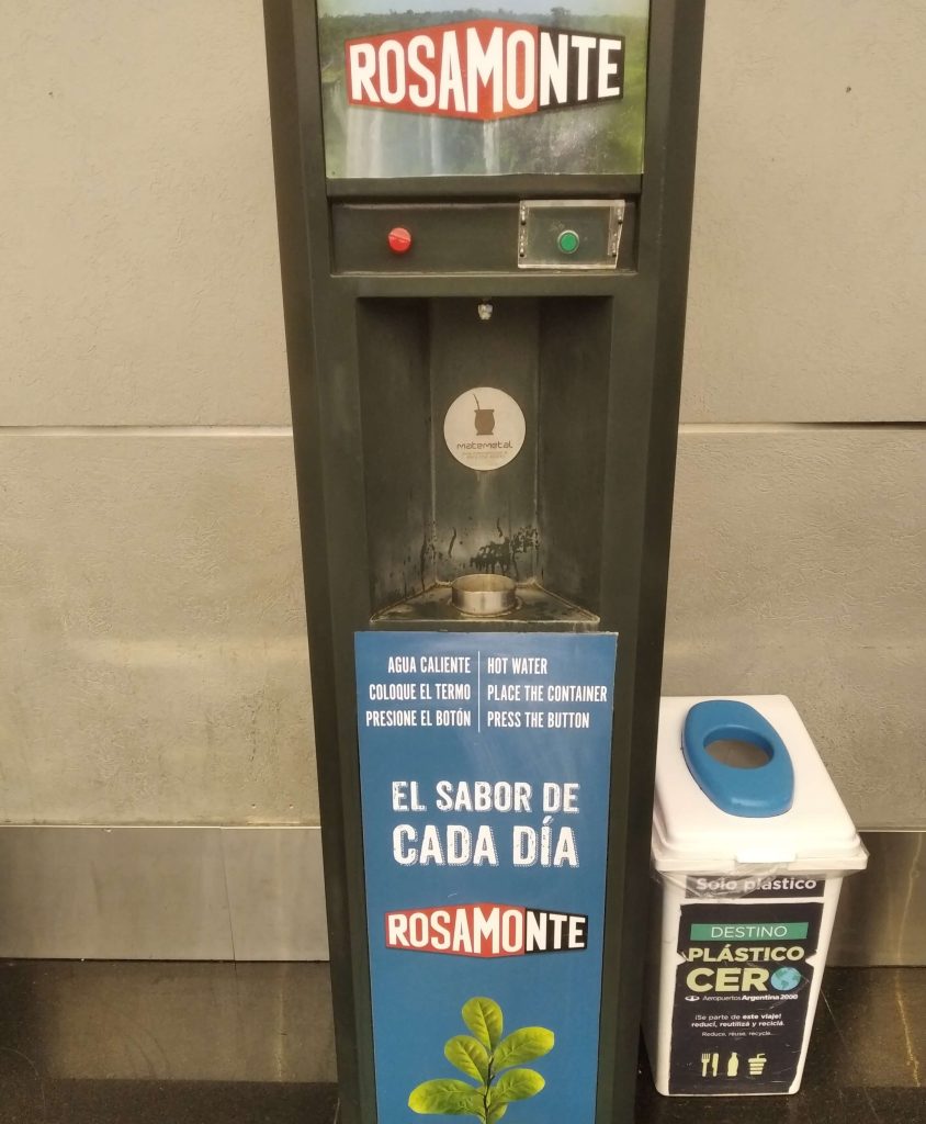 distributeur d'eau chaude de l'entreprise Rosamonte dans le hall des arrivées internationales de l'aéroport d'Ezeiza en Argentine