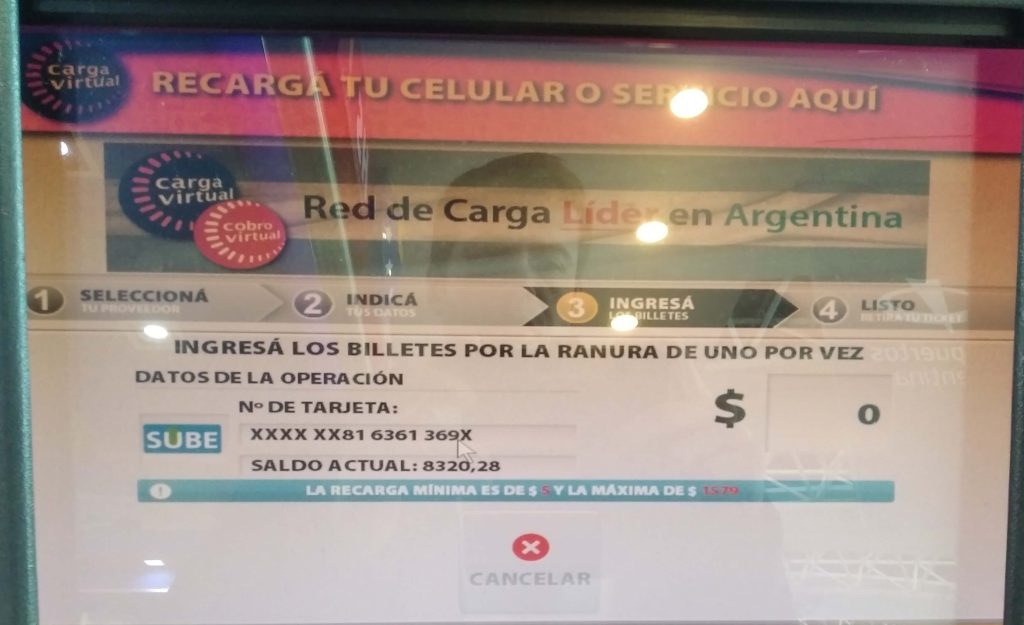 écran de la machine permettant de recharger la carte SUBE dans le hall des arrivées internationales de l'aéroport d'Ezeiza en Argentine