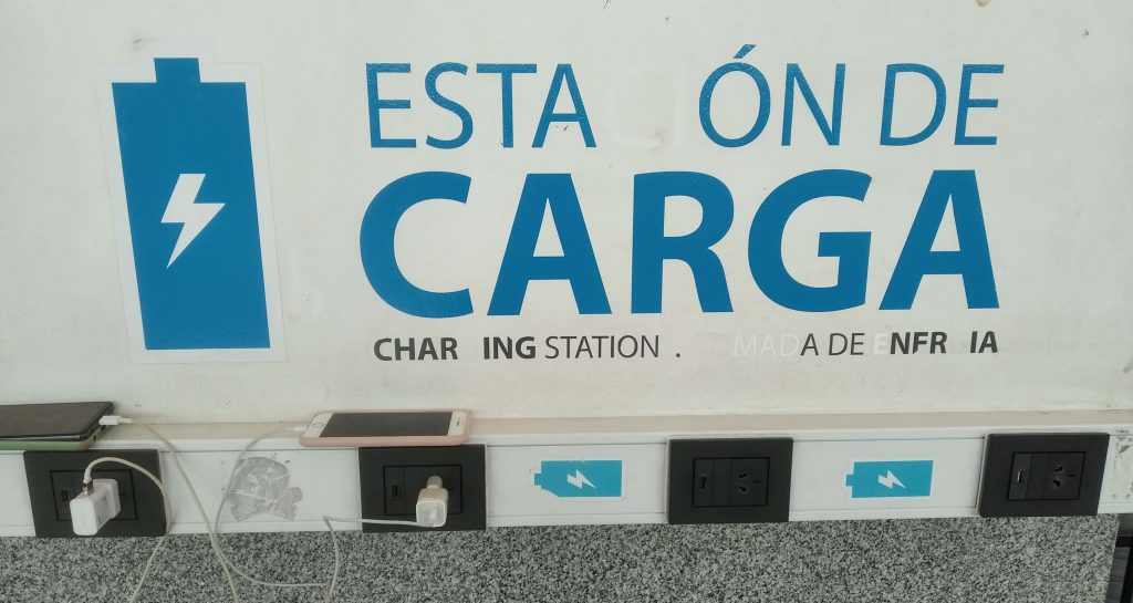 station de recharge d'appareils électriques (dotée de prises USB et de prises électriques) dans le hall des arrivées internationales de l'aéroport d'Ezeiza en Argentine