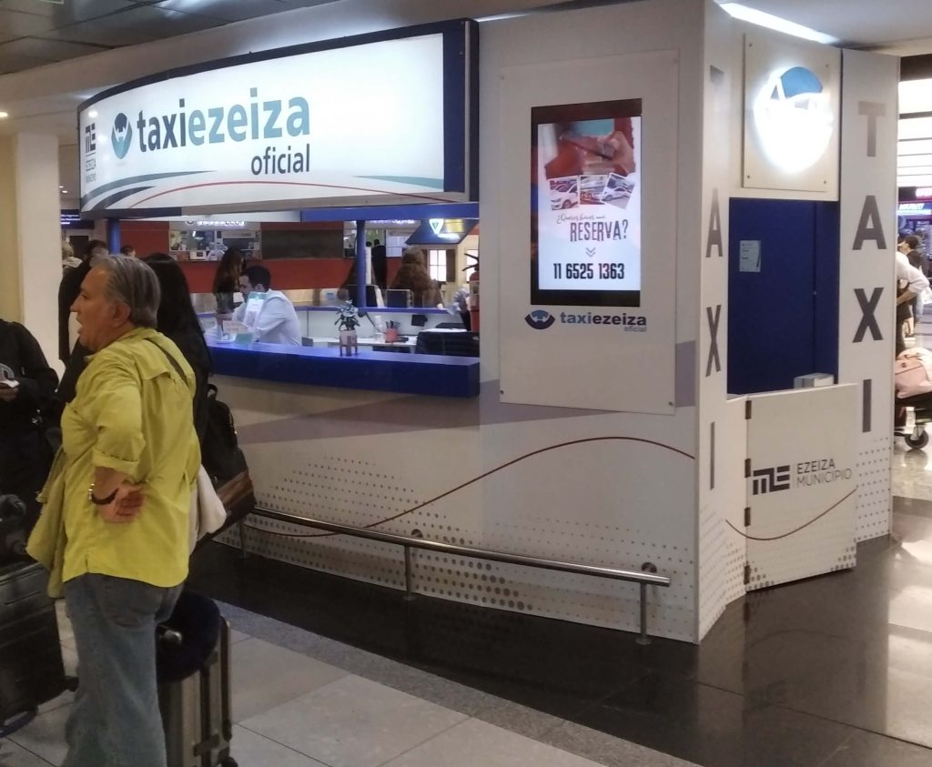 guichet de l'entreprise Taxi Ezeiza dans le hall des arrivées internationales de l'aéroport d'Ezeiza en Argentine