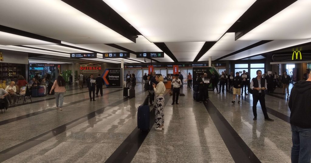 vue d'ensemble du hall des arrivées internationales de l'aéroport d'Ezeiza en Argentine
