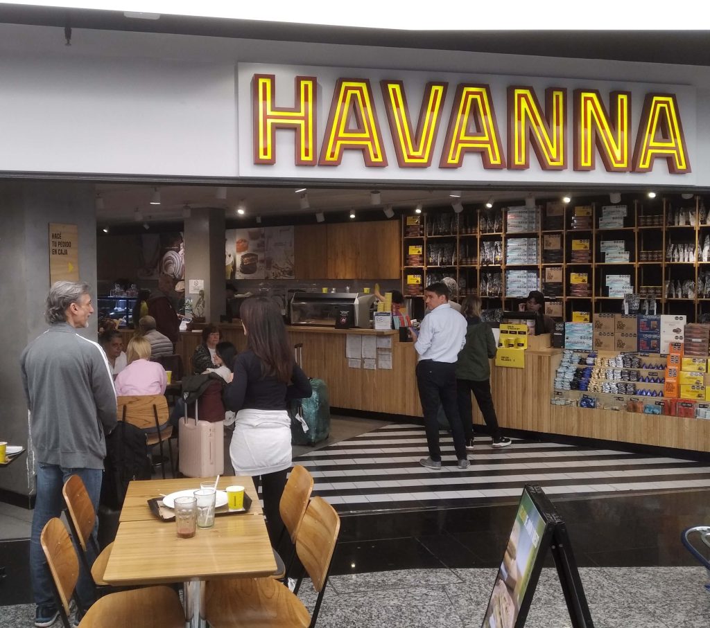 café Havanna dans le hall des arrivées internationales de l'aéroport d'Ezeiza en Argentine