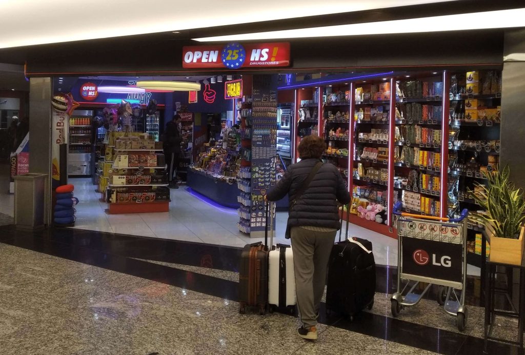 kiosco Open 25 HS ! dans le hall des arrivées internationales de l'aéroport d'Ezeiza en Argentine