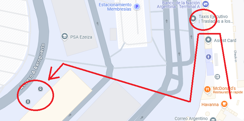 voie d'accès aux taxis et au bus, situés à l'extérieur, depuis le hall des arrivées internationales de l'aéroport d'Ezeiza en Argentine