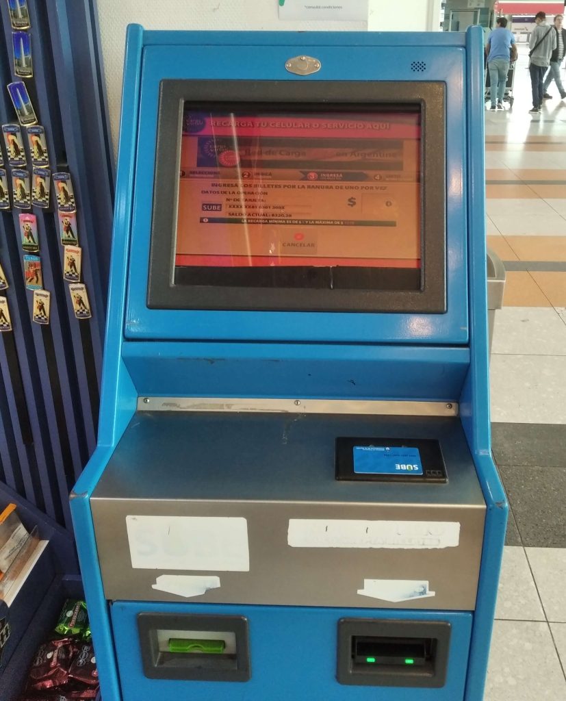machine permettant la recharge de la carte SUBE dans le hall des arrivées internationales de l'aéroport d'Ezeiza en Argentine