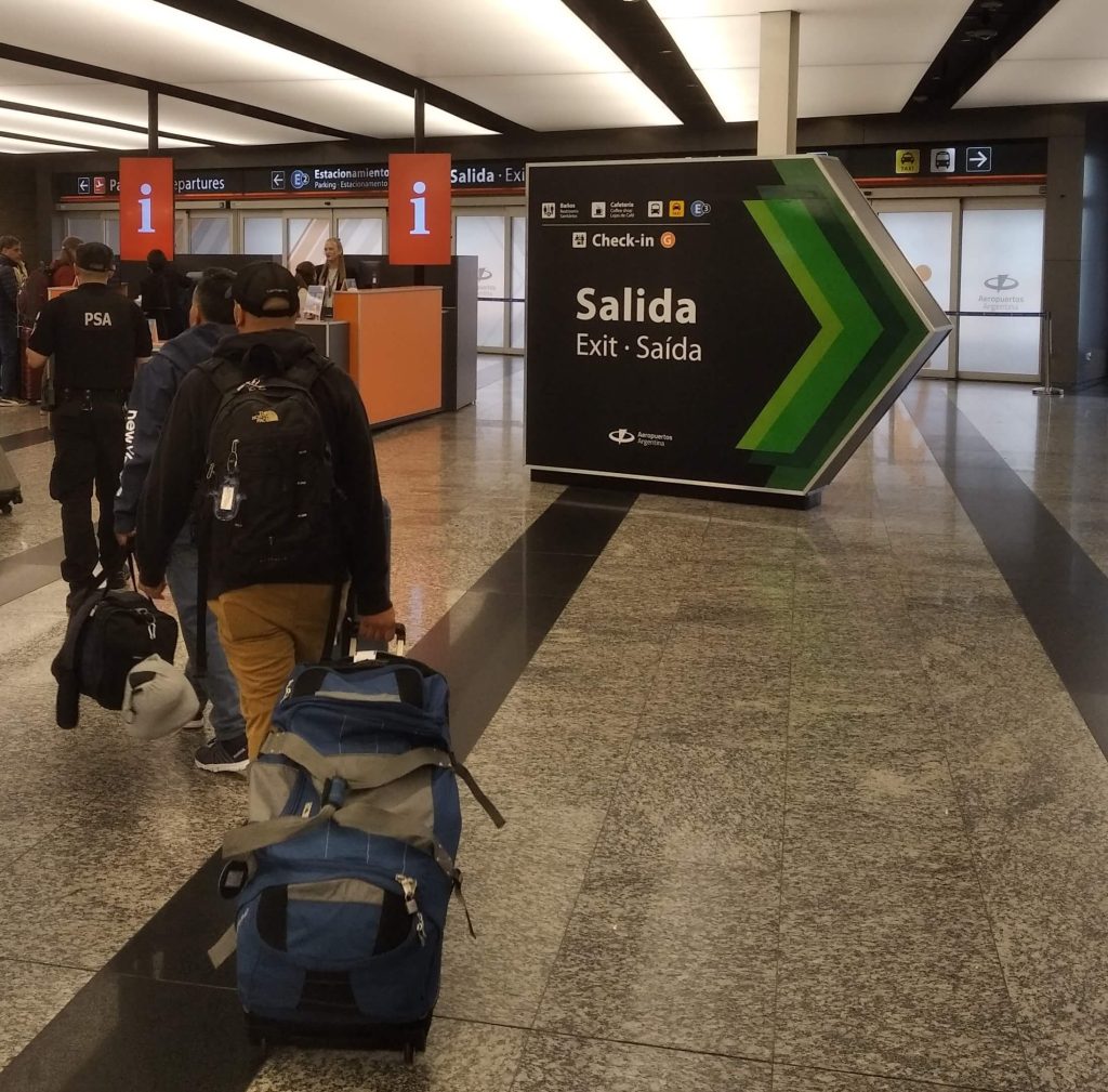 panneau signalétique indiquant la sortie dans le hall des arrivées internationales de l'aéroport d'Ezeiza en Argentine