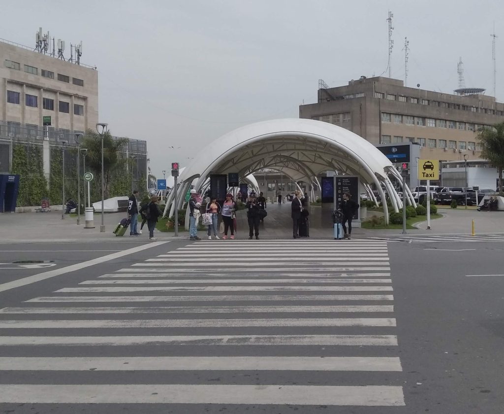 voie d'accès aux bus (ligne 8 et Manuel Tienda León) à l'extérieur de l'aéroport d'Ezeiza en Argentine