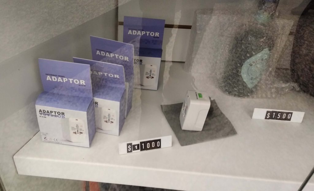 adaptateur universel de voyage en vente dans le hall des arrivées internationales de l'aéroport d'Ezeiza en Argentine