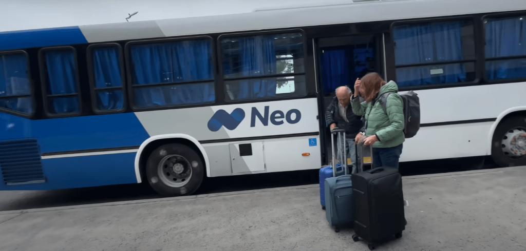 Bus Neo qui assure des liaisons entre les 2 aéroports de Buenos Aires