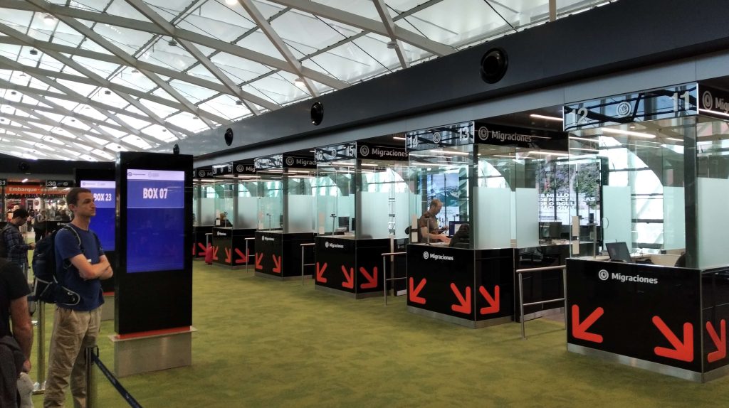 zone de contrôle des passeports (formalités migratoires) à l'aéroport d'Ezeiza en Argentine