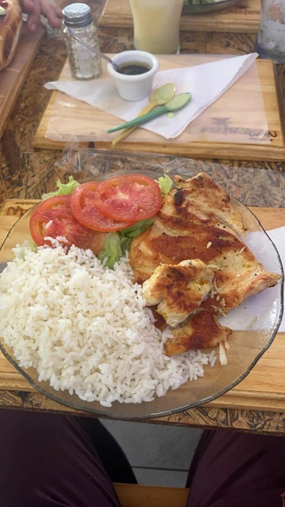 Assiette copieusement garnie dans un restaurant en Argentine (escalope de poulet, riz, tomates et salade verte).
