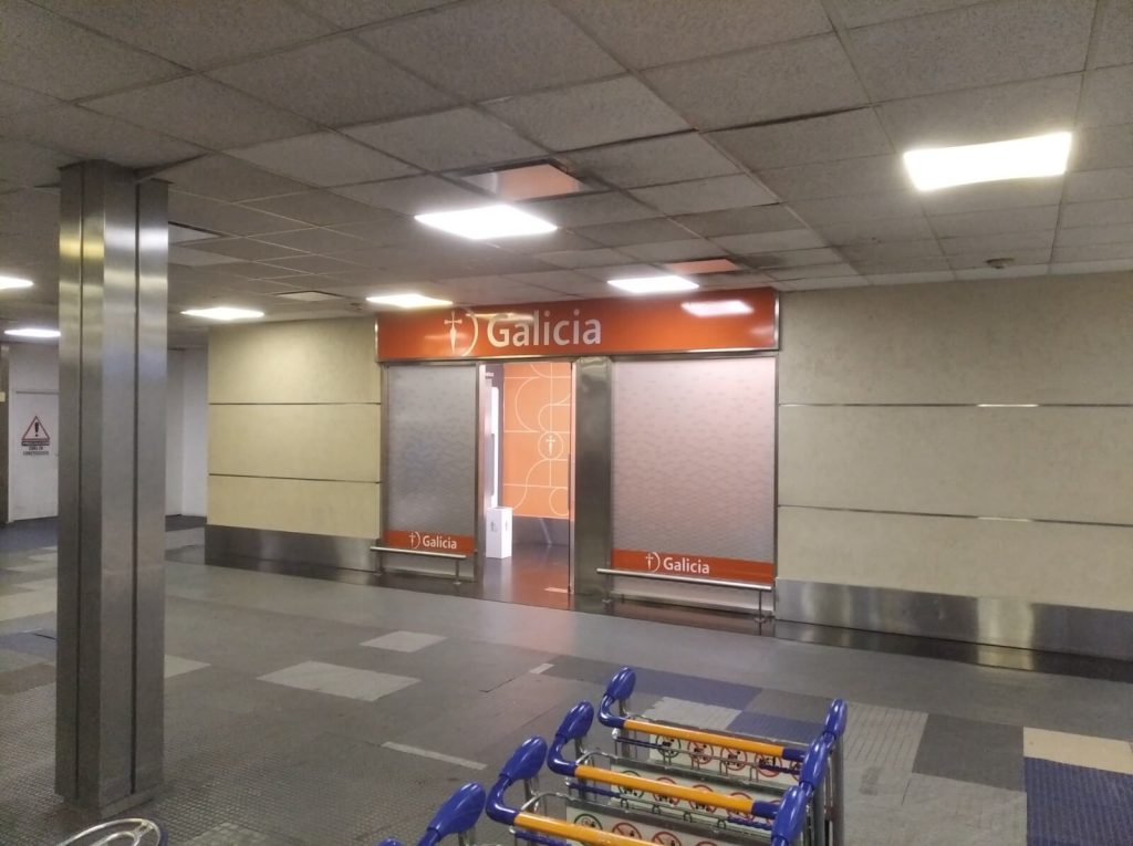 chariots à bagages à l'aéroport d'Ezeiza (Ministro Pistarini)