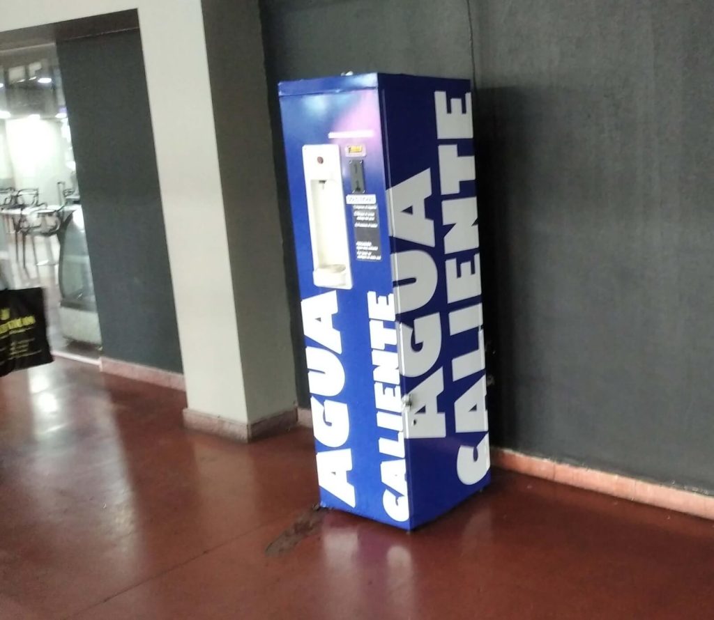 distributeur d'eau chaude dans un couloir de la gare routière de Retiro à Buenos Aires