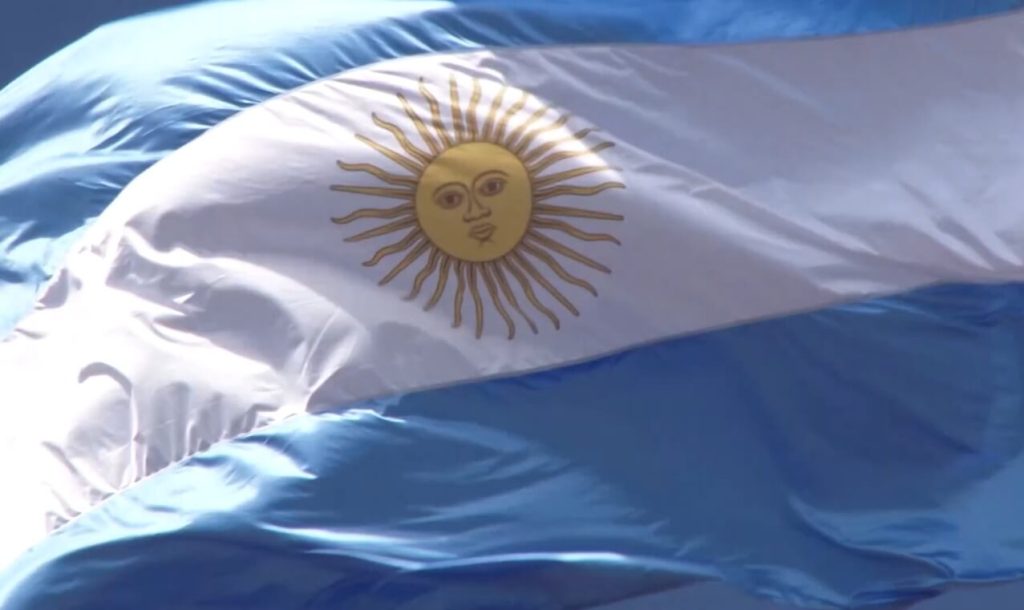 drapeau argentin avec ses 3 bandes et son soleil à visage humain au milieu