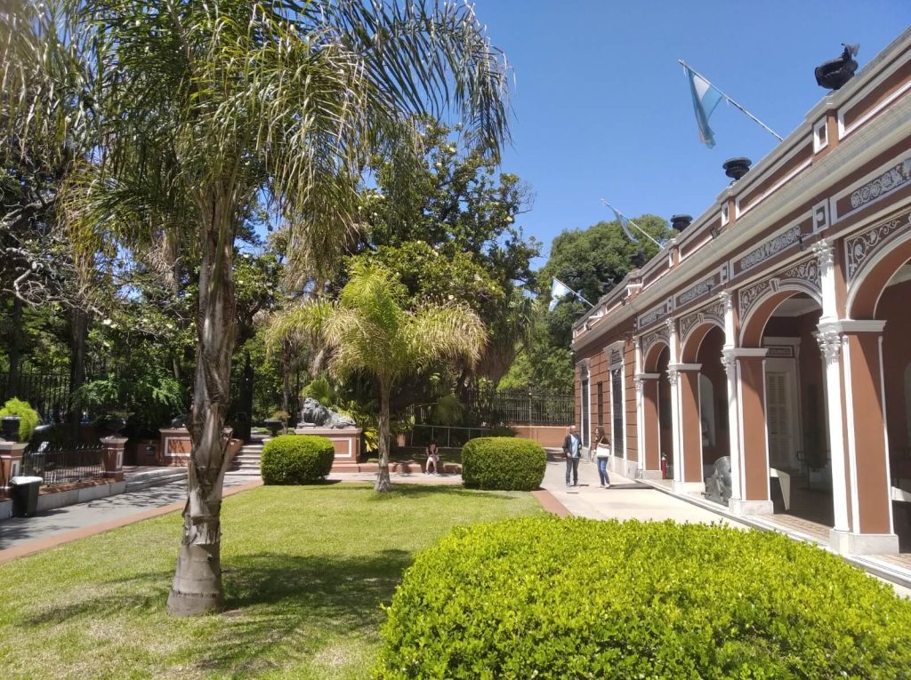 drapeaux argentins hissés sur la façade du Museo Historico Nacional à Buenos Aires