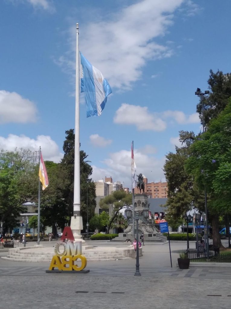 drapeau argentin sur la Plaza San Martín à Córdoba