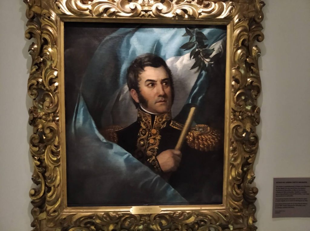 Portrait de San Martín en train de tenir le drapeau argentin, exposé au Museo Historico Nacional à Buenos Aires