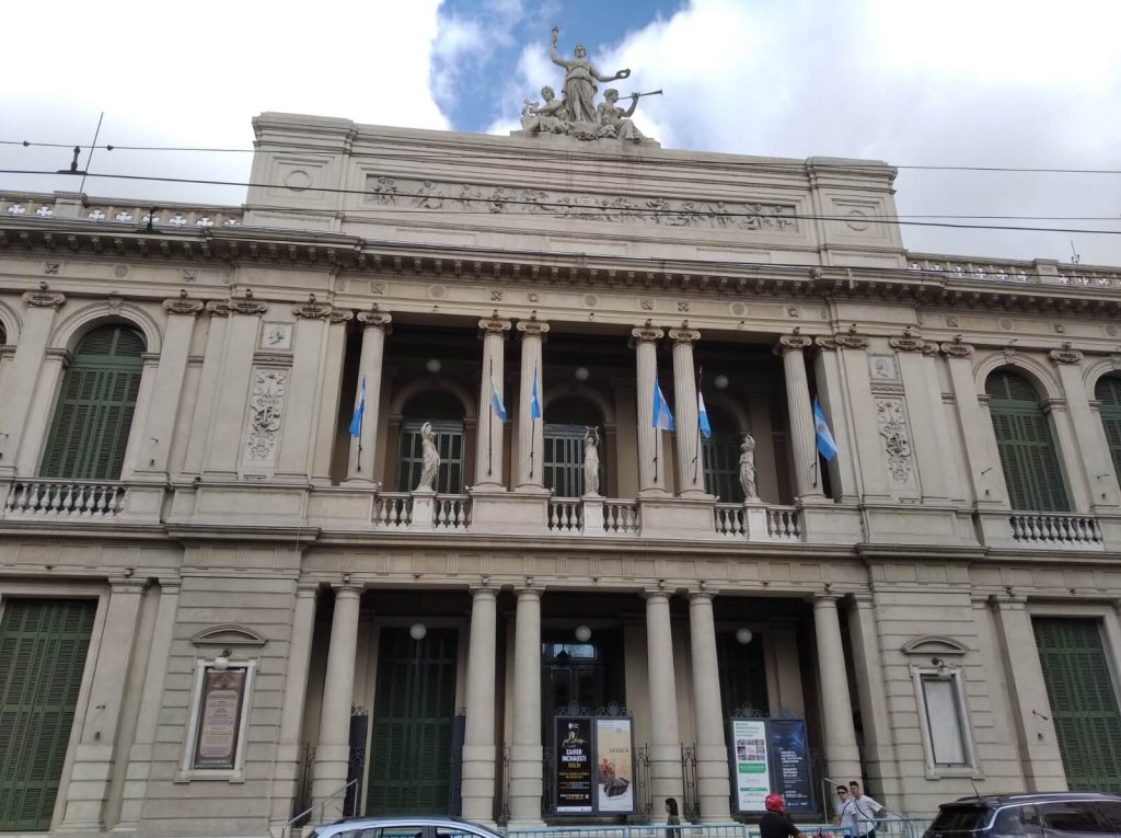 drapeaux argentins sur la façade du Teatro del Libertador à Córdoba