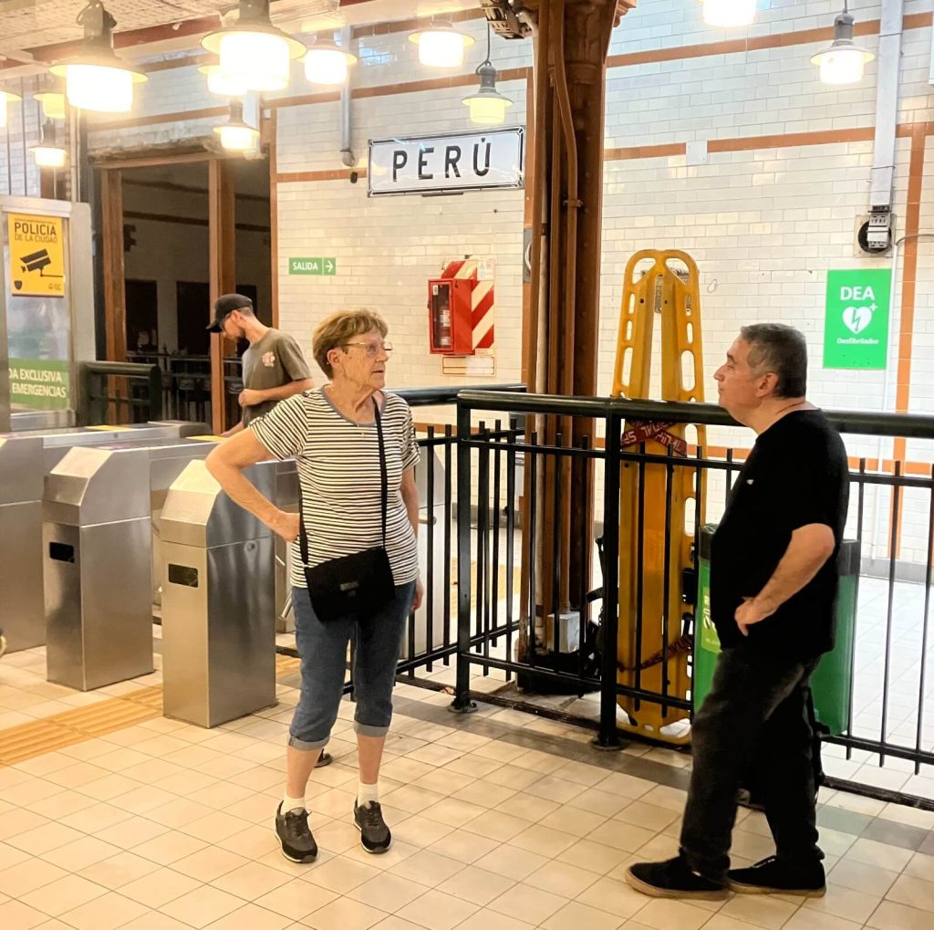 Eduardo, guide à Buenos Aires, en discussion avec Annick, une touriste française, à la station de métro Perú à Buenos Aires