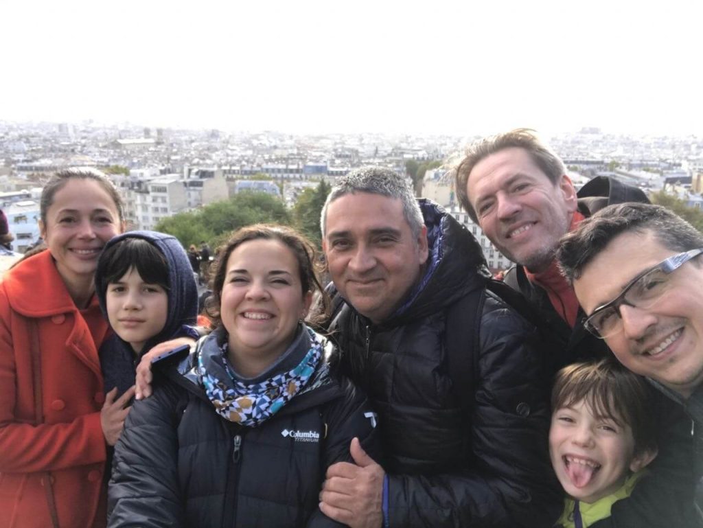 Eduardo, guide local à Buenos Aires, entouré d'amis