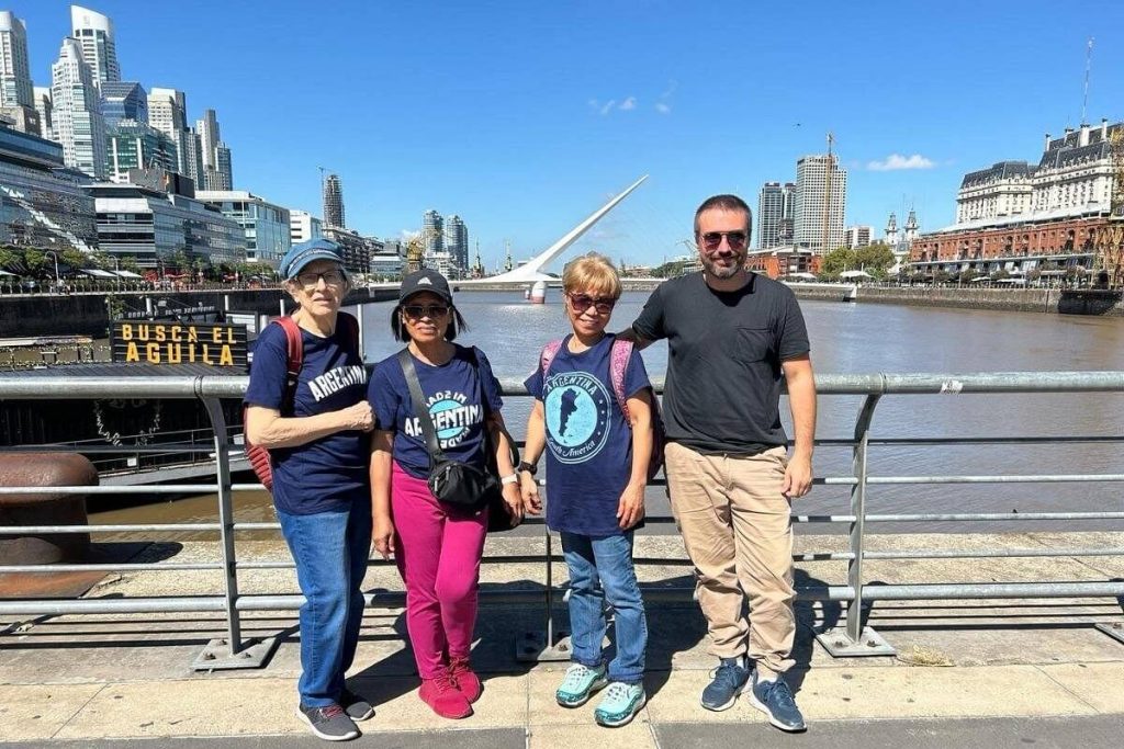 Enzo, guide francophone à Buenos Aires, en compagnie de trois touristes dans le quartier de Puerto Madero