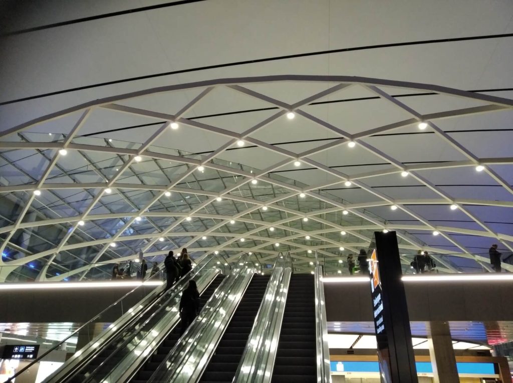 escalators dans le nouveau hall des départs de l'aéroport d'Ezeiza (Ministro Pistarini)