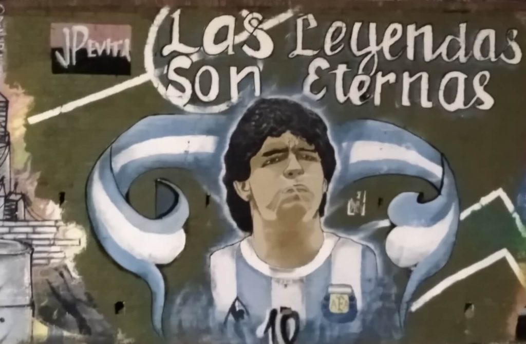 fresque murale à Rosario mettant à l'honneur Diego Maradona entouré des couleurs du drapeau argentin