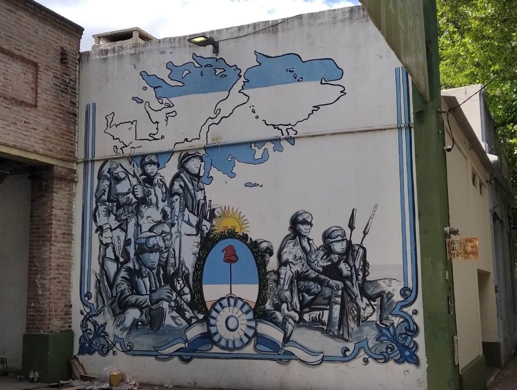 Fresque murale à Tigre commémorant la guerre des Malouines et mettant à l'honneur les couleurs du drapeau argentin
