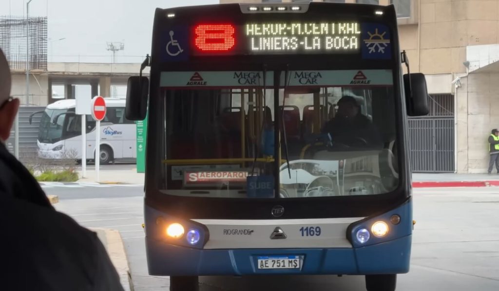 bus de la ligne 8 à l'aéroport d'Ezeiza (Ministro Pistarini)