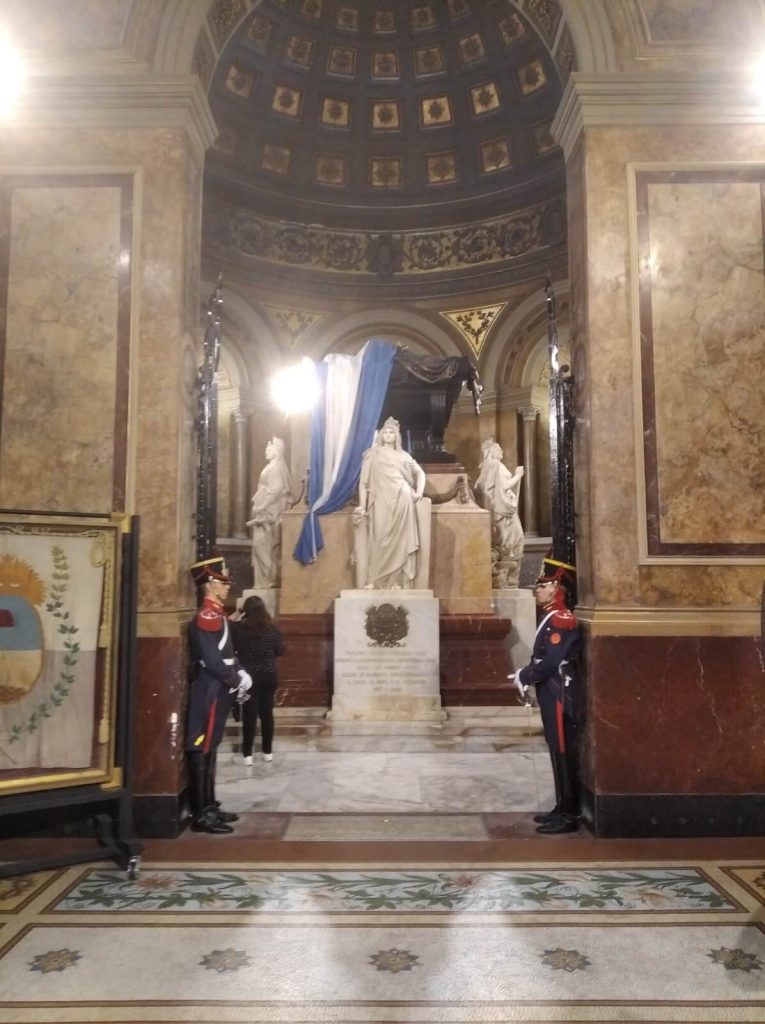 Drapeau argentin sur le mausolée de San Martin à l'intérieur de la Catedral Metropolitana de Buenos Aires