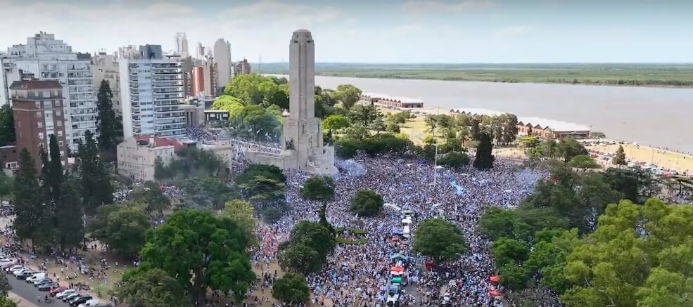 Rassemblement festif autour du Monumento a la Bandera Nacional à Rosario pour célébrer la victoire de l'Argentine à l'issue de la finale de la coupe du monde de football 2022