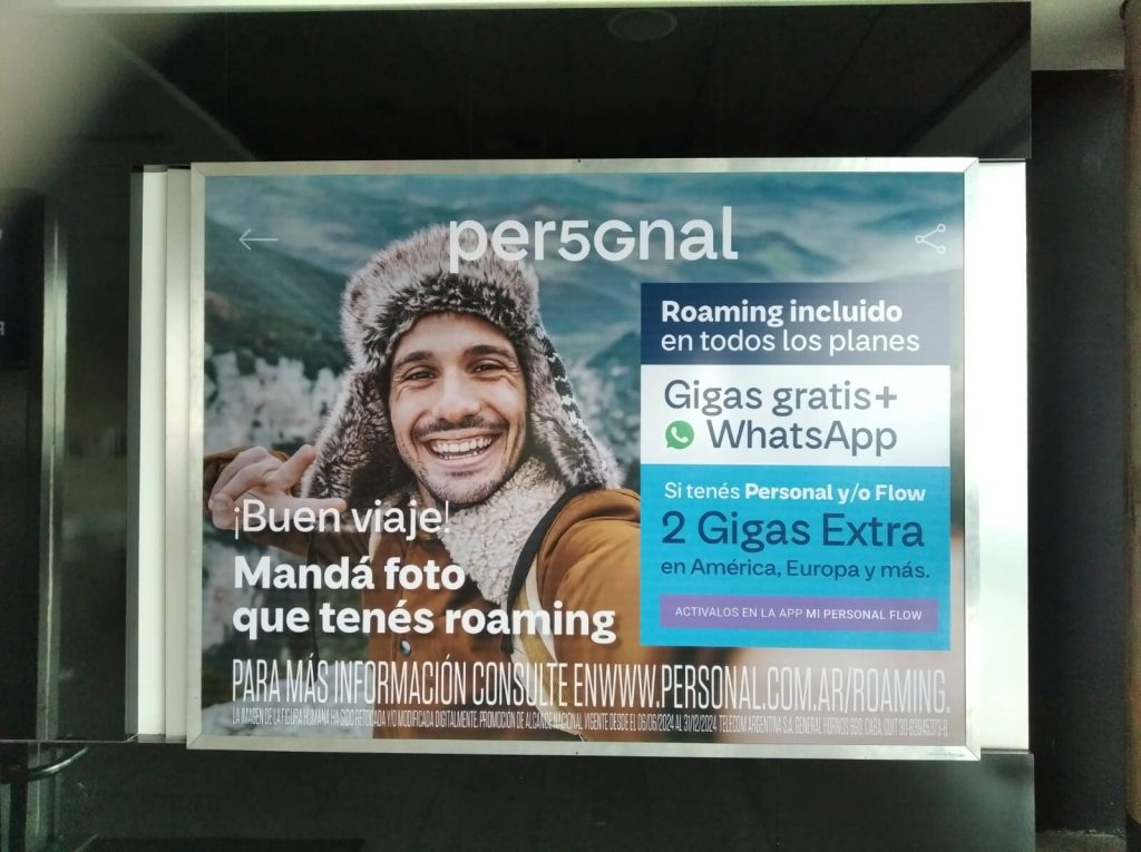 Publicité pour l'opérateur téléphonique argentin Personal à l'aéroport d'Ezeiza (Ministro Pistarini)