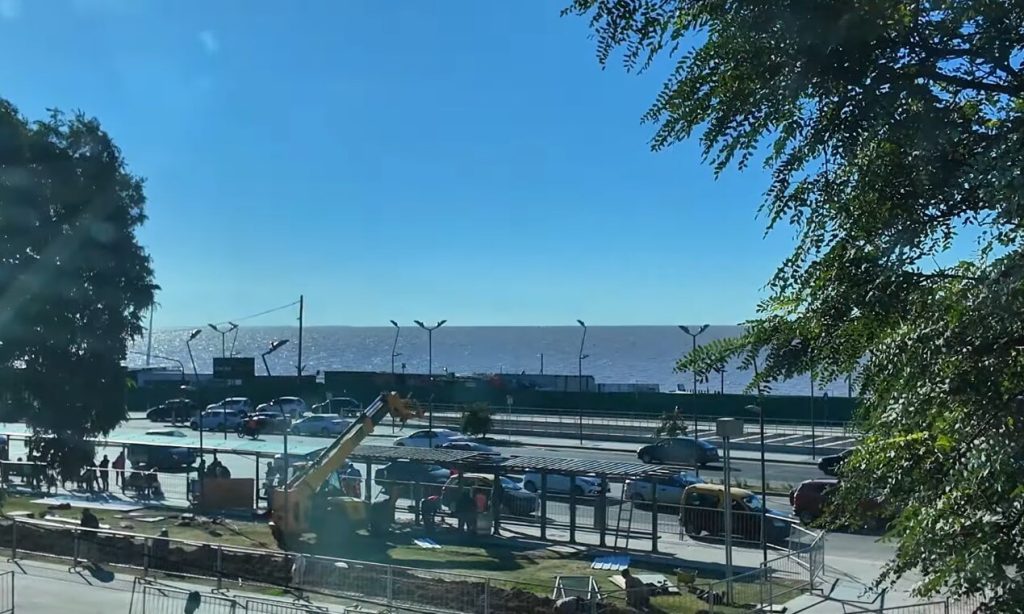 Río de la Plata vu depuis les baies vitrées du premier étage d'Aeroparque (aéroport Jorge Newbery) à Buenos Aires