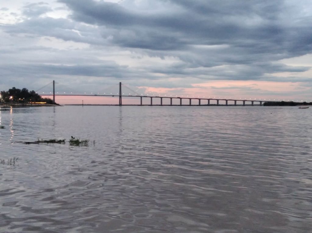 Río Paraná à Rosario. En 1812, sur les rives de ce fleuve, le drapeau argentin a été hissé pour la première fois.
