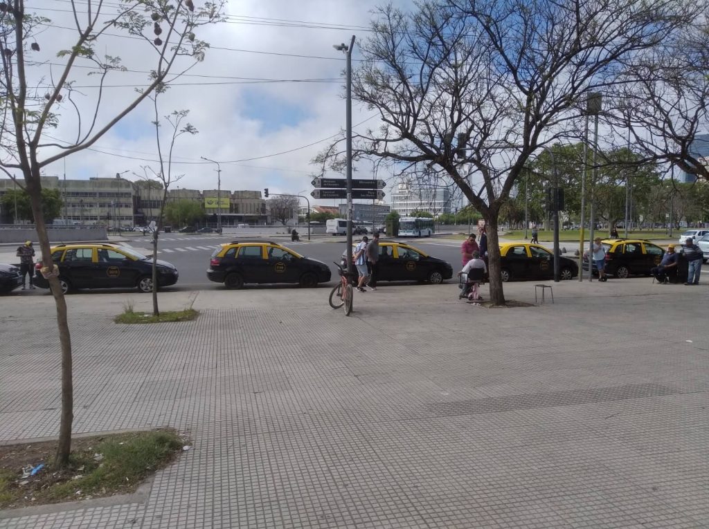 station de taxis à la sortie de la gare routière de Retiro à Buenos Aires