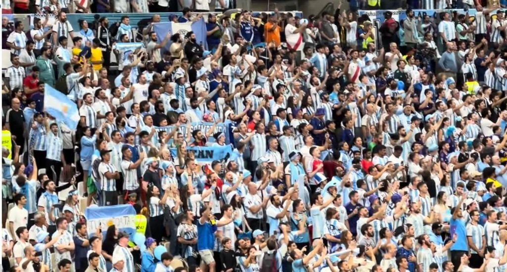 drapeau argentin dans les tribunes lors d'un match de football de l'équipe nationale d'Argentine