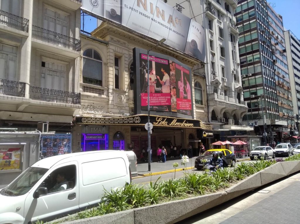 1 taxi passe devant un théâtre de l'avenida Corrientes à Buenos Aires