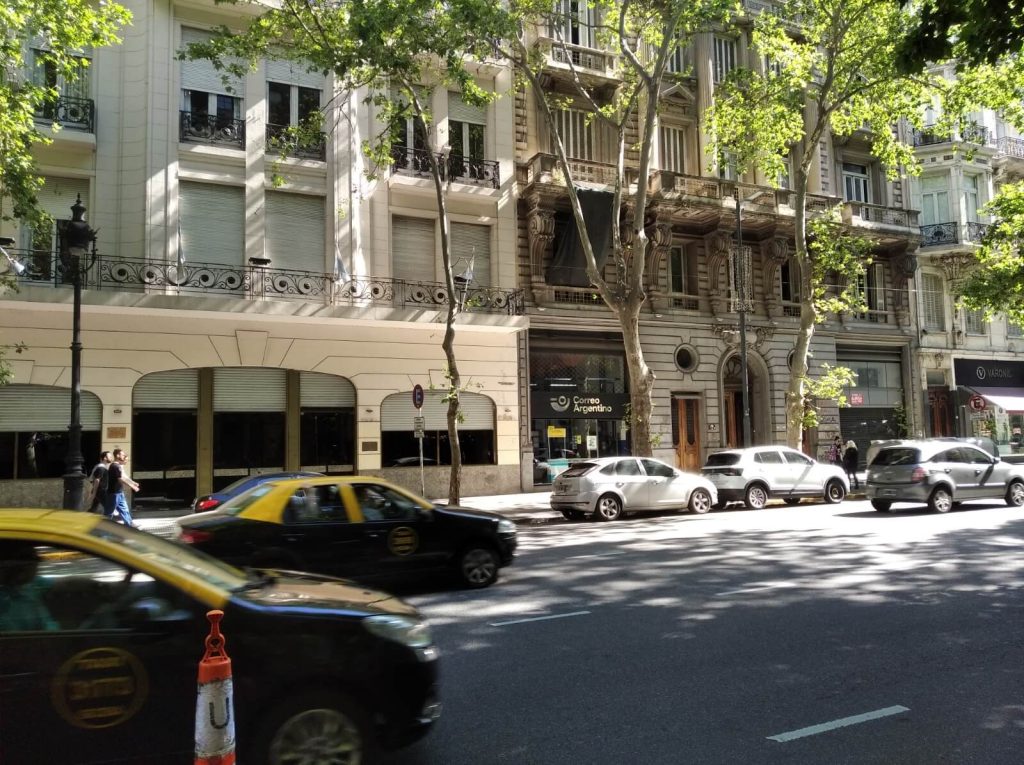 Deux taxis circulent sur l'avenida de Mayo à Buenos Aires