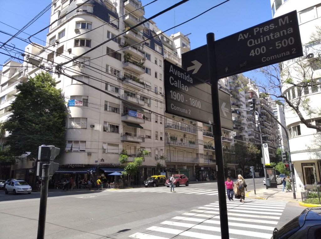 Taxi arrêté à l'intersection des avenues Quintana et Callao à Buenos Aires