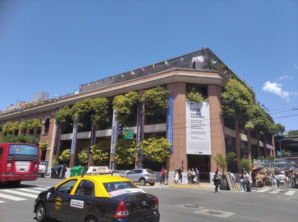Taxi passant devant le Museo Moderno à Buenos Aires