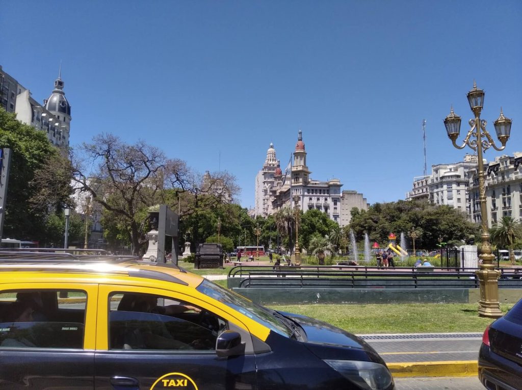 Taxi circulant à proximité de la Plaza del Congreso à Buenos Aires