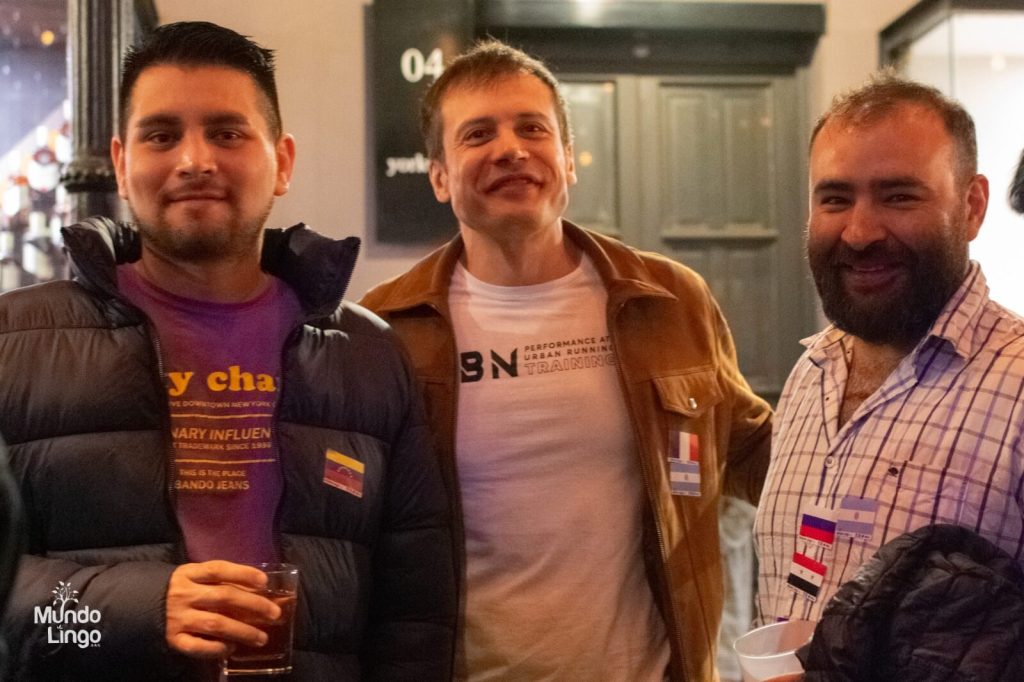 Jérôme Dufaur, fondateur d'argentinamo.com, entouré d'amis rencontrés en Argentine lors de l'événements social Mundo Lingo