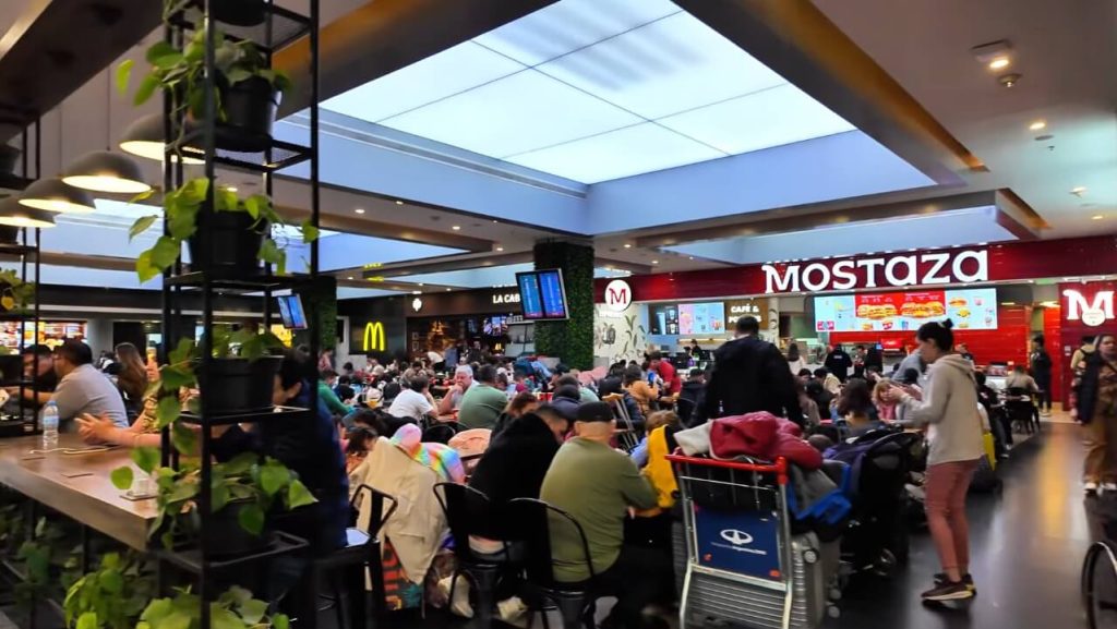 zone de restauration au rez-de-chaussée d'Aeroparque (aéroport Jorge Newbery) à Buenos Aires